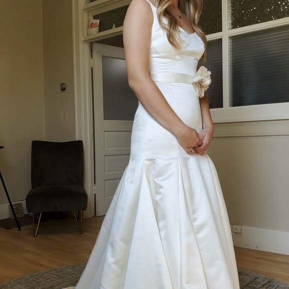 Size 4 ivory Satin trumpet wedding dresses with godet pleats, like new condition - Picture 5 of 16